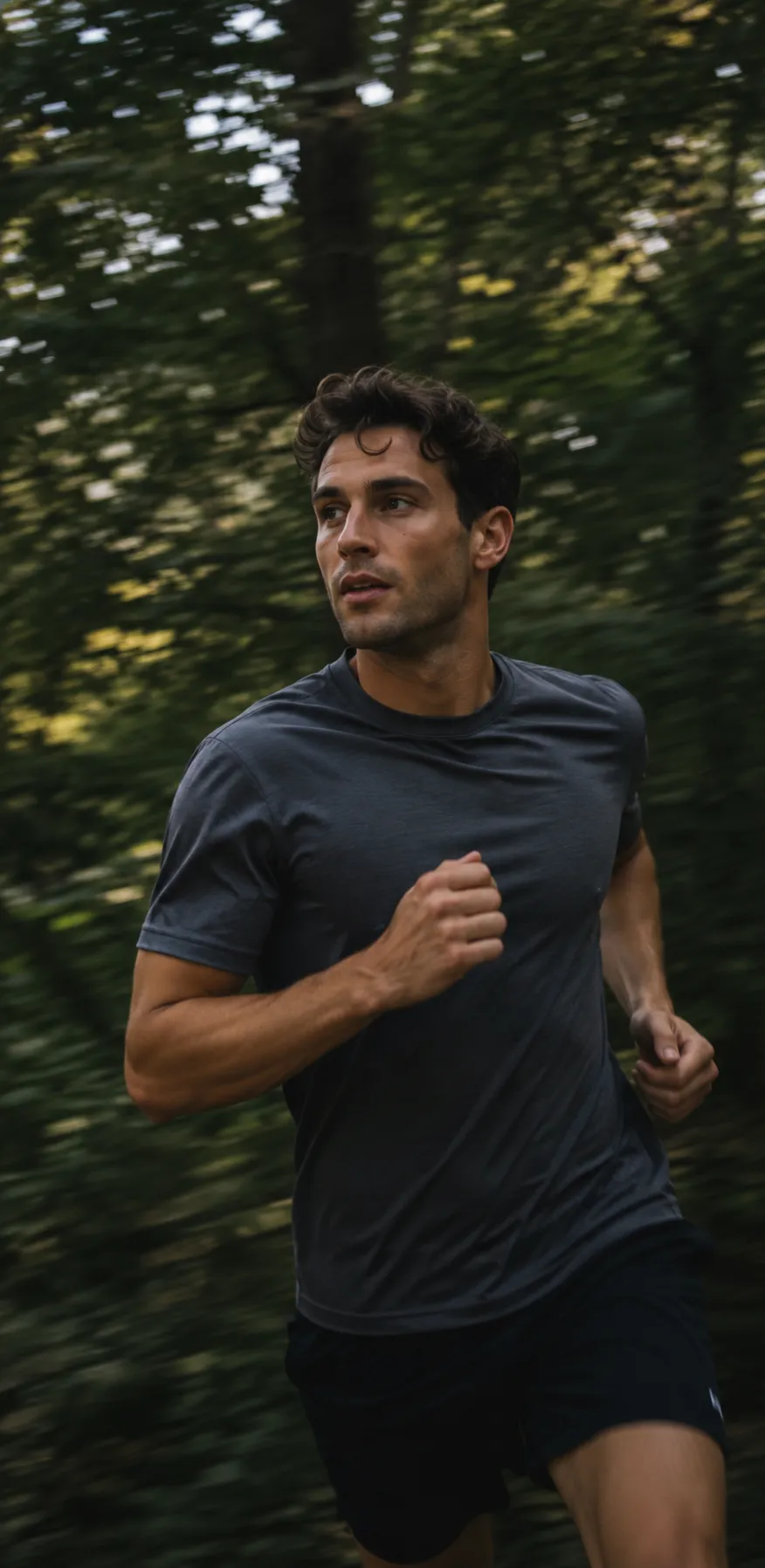 Hombre corriendo en el bosque cerca de Realeza